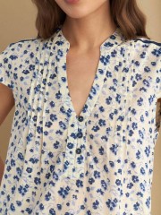 Floral printed γαλάζια κοντομάνικη μπλούζα, σε ίσια γραμμή, V-λαιμόκοψη στον μάο γιακά, μικρές κάθετες πιέτες μπροστά και λεπτομέρειες από μπλε δαντέλα Attrattivo  