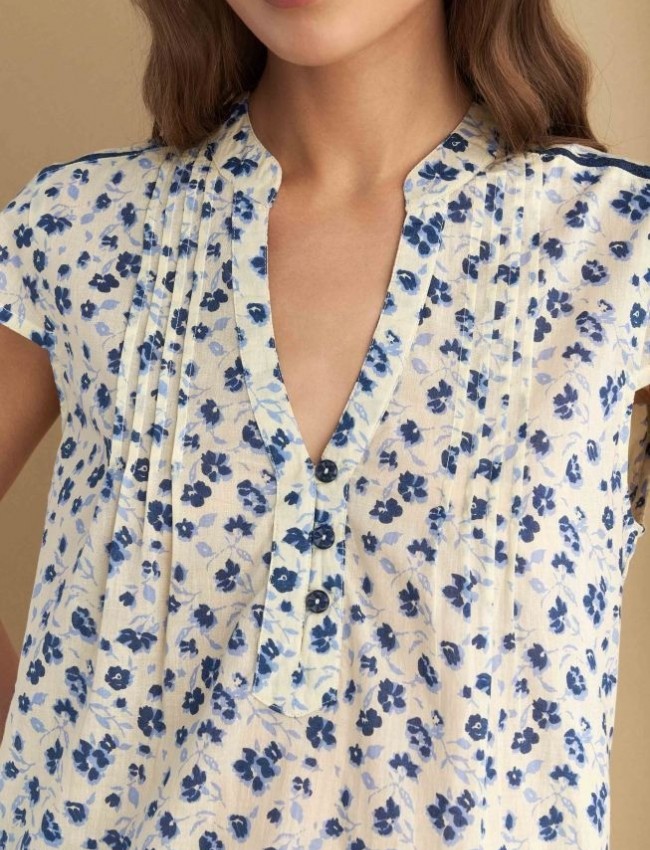Floral printed γαλάζια κοντομάνικη μπλούζα, σε ίσια γραμμή, V-λαιμόκοψη στον μάο γιακά, μικρές κάθετες πιέτες μπροστά και λεπτομέρειες από μπλε δαντέλα Attrattivo  