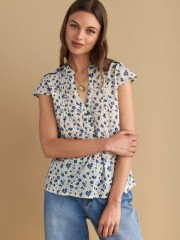 Floral printed γαλάζια κοντομάνικη μπλούζα, σε ίσια γραμμή, V-λαιμόκοψη στον μάο γιακά, μικρές κάθετες πιέτες μπροστά και λεπτομέρειες από μπλε δαντέλα Attrattivo  