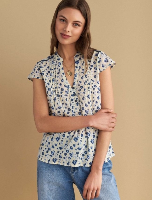 Floral printed γαλάζια κοντομάνικη μπλούζα, σε ίσια γραμμή, V-λαιμόκοψη στον μάο γιακά, μικρές κάθετες πιέτες μπροστά και λεπτομέρειες από μπλε δαντέλα Attrattivo  