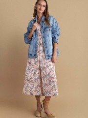 Blue jean jacket, σε oversized γραμμή, με κεντημένα διακοσμητικά στοιχεία και αποσπώμενη υφασμάτινη καρφίτσα Attrattivo   