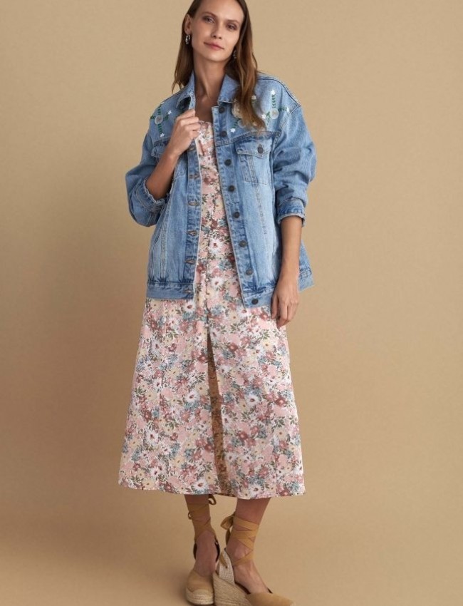 Blue jean jacket, σε oversized γραμμή, με κεντημένα διακοσμητικά στοιχεία και αποσπώμενη υφασμάτινη καρφίτσα Attrattivo   
