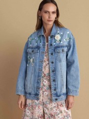 Blue jean jacket, σε oversized γραμμή, με κεντημένα διακοσμητικά στοιχεία και αποσπώμενη υφασμάτινη καρφίτσα Attrattivo   