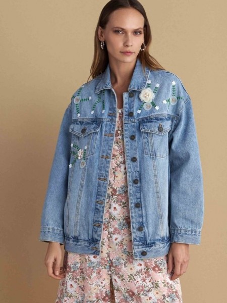 Blue jean jacket, σε oversized γραμμή, με κεντημένα διακοσμητικά στοιχεία και αποσπώμενη υφασμάτινη καρφίτσα Attrattivo   