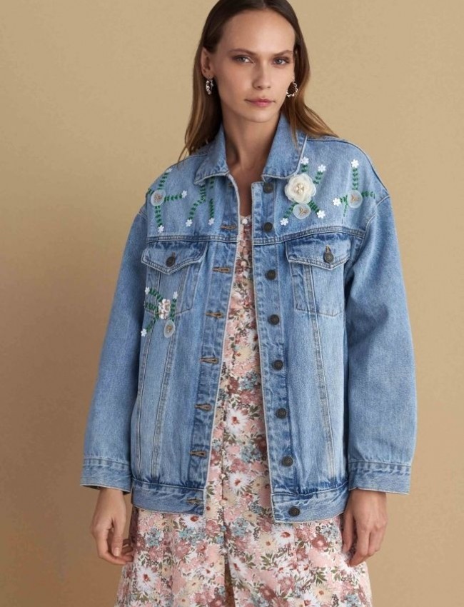 Blue jean jacket, σε oversized γραμμή, με κεντημένα διακοσμητικά στοιχεία και αποσπώμενη υφασμάτινη καρφίτσα Attrattivo   