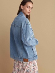 Blue jean jacket, σε oversized γραμμή, με κεντημένα διακοσμητικά στοιχεία και αποσπώμενη υφασμάτινη καρφίτσα Attrattivo   