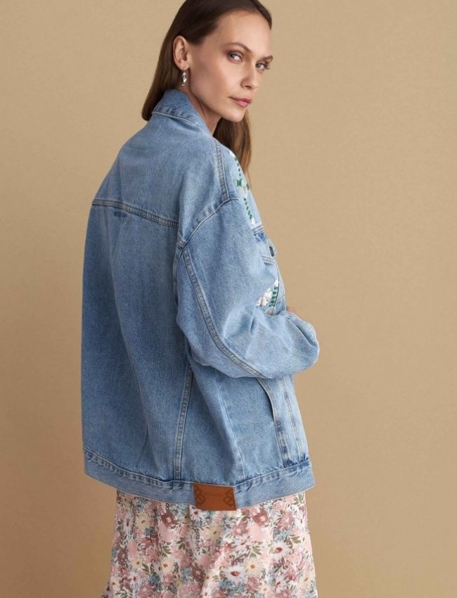 Blue jean jacket, σε oversized γραμμή, με κεντημένα διακοσμητικά στοιχεία και αποσπώμενη υφασμάτινη καρφίτσα Attrattivo   