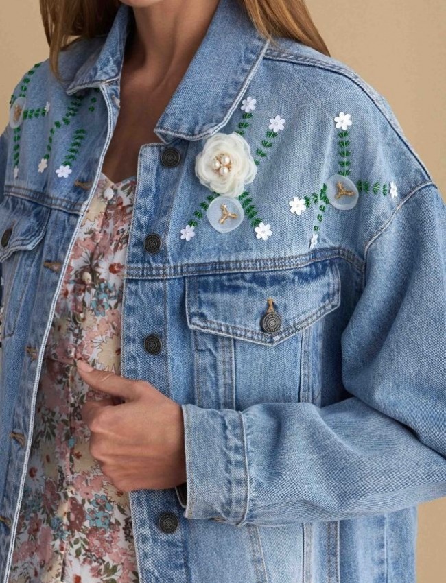 Blue jean jacket, σε oversized γραμμή, με κεντημένα διακοσμητικά στοιχεία και αποσπώμενη υφασμάτινη καρφίτσα Attrattivo   