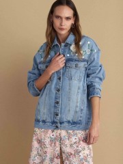 Blue jean jacket, σε oversized γραμμή, με κεντημένα διακοσμητικά στοιχεία και αποσπώμενη υφασμάτινη καρφίτσα Attrattivo   