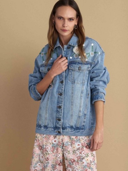 Blue jean jacket, σε oversized γραμμή, με κεντημένα διακοσμητικά στοιχεία και αποσπώμενη υφασμάτινη καρφίτσα Attrattivo   