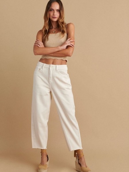 Βανίλια jean ψηλόμεσο παντελόνι, σε slouchy fit γραμμή, με τετράγωνες τσέπες πίσω, κλείσιμο με κουμπί και κρυφό φερμουάρ μπροστά και μικρό ξέφτι στο τελείωμα Attrattivo 