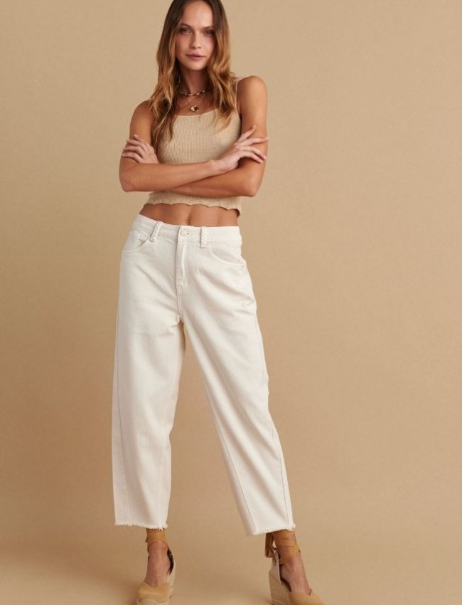 Βανίλια jean ψηλόμεσο παντελόνι, σε slouchy fit γραμμή, με τετράγωνες τσέπες πίσω, κλείσιμο με κουμπί και κρυφό φερμουάρ μπροστά και μικρό ξέφτι στο τελείωμα Attrattivo 