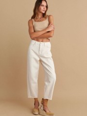 Βανίλια jean ψηλόμεσο παντελόνι, σε slouchy fit γραμμή, με τετράγωνες τσέπες πίσω, κλείσιμο με κουμπί και κρυφό φερμουάρ μπροστά και μικρό ξέφτι στο τελείωμα Attrattivo 