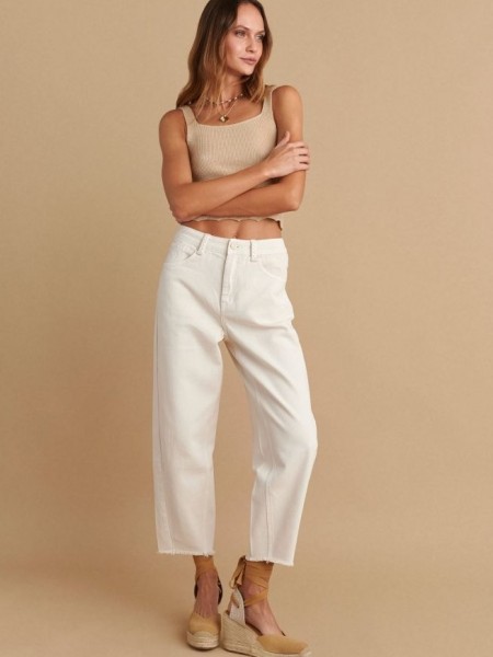 Βανίλια jean ψηλόμεσο παντελόνι, σε slouchy fit γραμμή, με τετράγωνες τσέπες πίσω, κλείσιμο με κουμπί και κρυφό φερμουάρ μπροστά και μικρό ξέφτι στο τελείωμα Attrattivo 