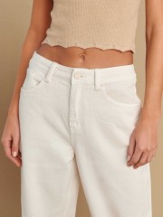 Βανίλια jean ψηλόμεσο παντελόνι, σε slouchy fit γραμμή, με τετράγωνες τσέπες πίσω, κλείσιμο με κουμπί και κρυφό φερμουάρ μπροστά και μικρό ξέφτι στο τελείωμα Attrattivo 