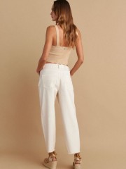 Βανίλια jean ψηλόμεσο παντελόνι, σε slouchy fit γραμμή, με τετράγωνες τσέπες πίσω, κλείσιμο με κουμπί και κρυφό φερμουάρ μπροστά και μικρό ξέφτι στο τελείωμα Attrattivo 