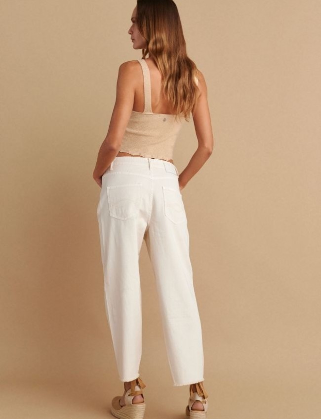 Βανίλια jean ψηλόμεσο παντελόνι, σε slouchy fit γραμμή, με τετράγωνες τσέπες πίσω, κλείσιμο με κουμπί και κρυφό φερμουάρ μπροστά και μικρό ξέφτι στο τελείωμα Attrattivo 