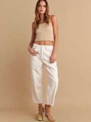 Βανίλια jean ψηλόμεσο παντελόνι, σε slouchy fit γραμμή, με τετράγωνες τσέπες πίσω, κλείσιμο με κουμπί και κρυφό φερμουάρ μπροστά και μικρό ξέφτι στο τελείωμα Attrattivo 