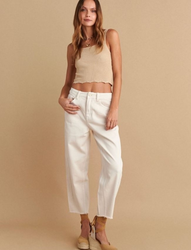 Βανίλια jean ψηλόμεσο παντελόνι, σε slouchy fit γραμμή, με τετράγωνες τσέπες πίσω, κλείσιμο με κουμπί και κρυφό φερμουάρ μπροστά και μικρό ξέφτι στο τελείωμα Attrattivo 