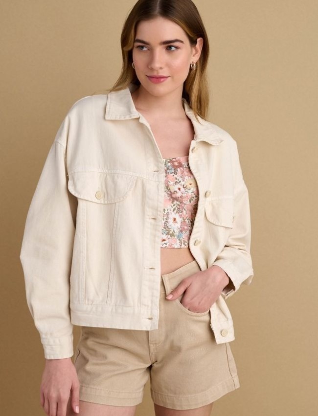 Βανίλια μακρυμάνικο jean jacket σε χαλαρή γραμμή, με μονόχρωμα κεντήματα στη πλάτη και ψεύτικες μπροστινές τσέπες Attrattivo