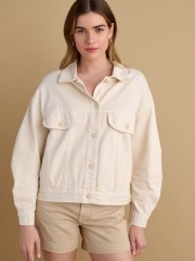 Βανίλια μακρυμάνικο jean jacket σε χαλαρή γραμμή, με μονόχρωμα κεντήματα στη πλάτη και ψεύτικες μπροστινές τσέπες Attrattivo