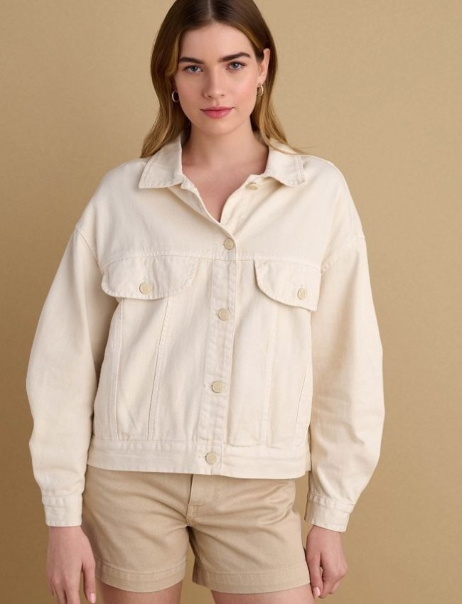 Βανίλια μακρυμάνικο jean jacket σε χαλαρή γραμμή, με μονόχρωμα κεντήματα στη πλάτη και ψεύτικες μπροστινές τσέπες Attrattivo