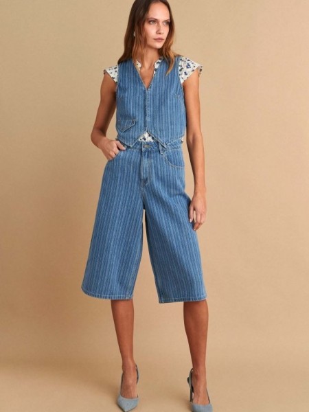 Ριγέ blue jean ψηλόμεση βερμούδα, με τετράγωνες τσέπες πίσω και κλείσιμο με κουμπί και κρυφό φερμουάρ μπροστά Attrattivo
