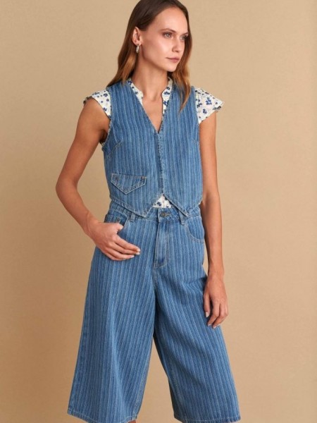 Ριγέ blue jean ψηλόμεση βερμούδα, με τετράγωνες τσέπες πίσω και κλείσιμο με κουμπί και κρυφό φερμουάρ μπροστά Attrattivo
