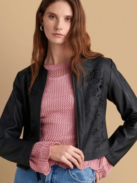 Μαύρο κοντό faux-leather jacket, σε εφαρμοστή γραμμή, με laser cut λουλούδια, με μάο λαιμόκοψη και κλείσιμο με φερμουάρ μπροστά Attrattivo 