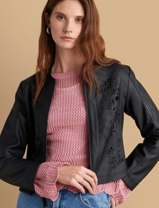 Μαύρο κοντό faux-leather jacket, σε εφαρμοστή γραμμή, με laser cut λουλούδια, με μάο λαιμόκοψη και κλείσιμο με φερμουάρ μπροστά Attrattivo 