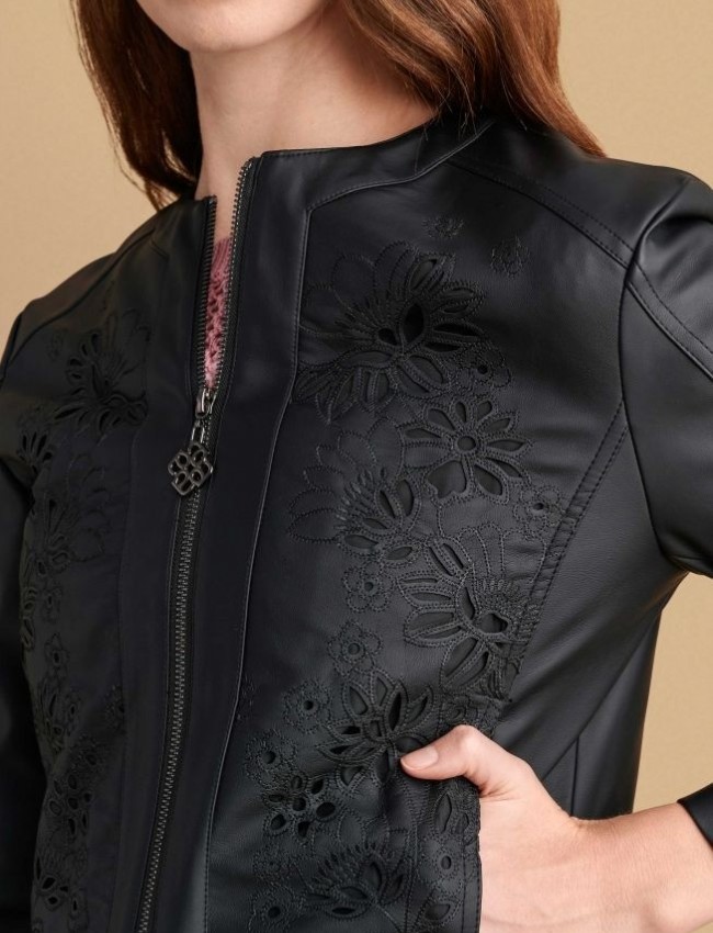 Μαύρο κοντό faux-leather jacket, σε εφαρμοστή γραμμή, με laser cut λουλούδια, με μάο λαιμόκοψη και κλείσιμο με φερμουάρ μπροστά Attrattivo 