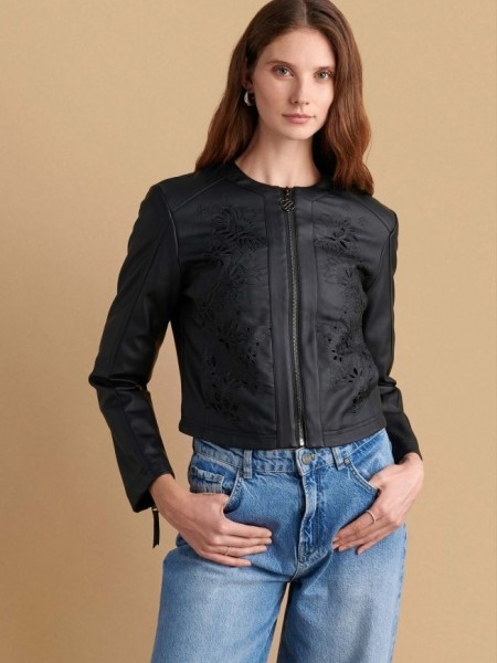 Μαύρο κοντό faux-leather jacket, σε εφαρμοστή γραμμή, με laser cut λουλούδια, με μάο λαιμόκοψη και κλείσιμο με φερμουάρ μπροστά Attrattivo 