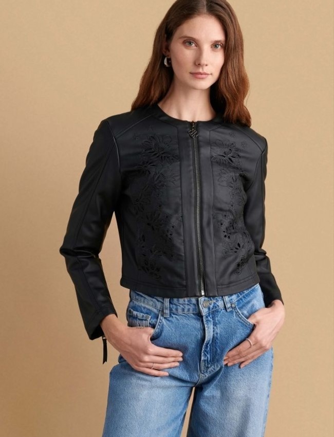 Μαύρο κοντό faux-leather jacket, σε εφαρμοστή γραμμή, με laser cut λουλούδια, με μάο λαιμόκοψη και κλείσιμο με φερμουάρ μπροστά Attrattivo 
