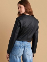 Μαύρο κοντό faux-leather jacket, σε εφαρμοστή γραμμή, με laser cut λουλούδια, με μάο λαιμόκοψη και κλείσιμο με φερμουάρ μπροστά Attrattivo 