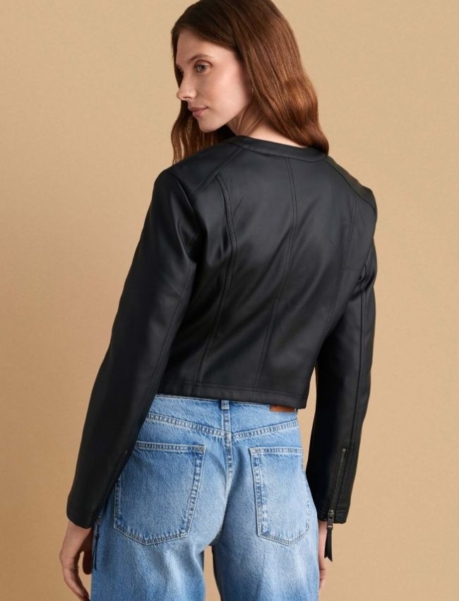 Μαύρο κοντό faux-leather jacket, σε εφαρμοστή γραμμή, με laser cut λουλούδια, με μάο λαιμόκοψη και κλείσιμο με φερμουάρ μπροστά Attrattivo 