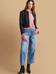 Μαύρο κοντό faux-leather jacket, σε εφαρμοστή γραμμή, με laser cut λουλούδια, με μάο λαιμόκοψη και κλείσιμο με φερμουάρ μπροστά Attrattivo 