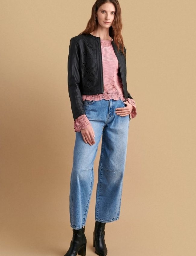 Μαύρο κοντό faux-leather jacket, σε εφαρμοστή γραμμή, με laser cut λουλούδια, με μάο λαιμόκοψη και κλείσιμο με φερμουάρ μπροστά Attrattivo 