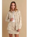 Μπεζ oversized πουκάμισο-jacket, με broderie λεπτομέρειες, πέτο γιακά, τετράγωνες τσέπες μπροστά στο μπούστο, στρογγυλεμένες άκρες στο τελείωμα και κλείσιμο κουμπιά μπροστά Attrattivo