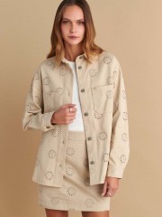 Μπεζ oversized πουκάμισο-jacket, με broderie λεπτομέρειες, πέτο γιακά, τετράγωνες τσέπες μπροστά στο μπούστο, στρογγυλεμένες άκρες στο τελείωμα και κλείσιμο κουμπιά μπροστά Attrattivo