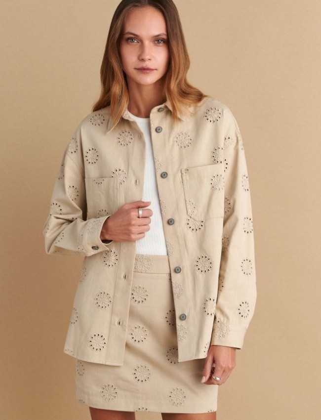 Μπεζ oversized πουκάμισο-jacket, με broderie λεπτομέρειες, πέτο γιακά, τετράγωνες τσέπες μπροστά στο μπούστο, στρογγυλεμένες άκρες στο τελείωμα και κλείσιμο κουμπιά μπροστά Attrattivo