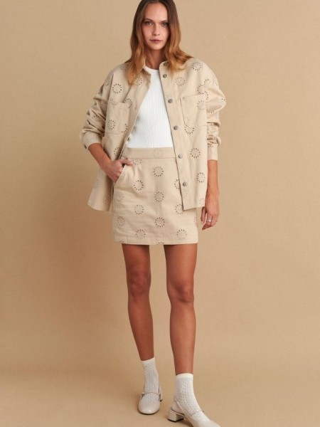 Μπεζ oversized πουκάμισο-jacket, με broderie λεπτομέρειες, πέτο γιακά, τετράγωνες τσέπες μπροστά στο μπούστο, στρογγυλεμένες άκρες στο τελείωμα και κλείσιμο κουμπιά μπροστά Attrattivo