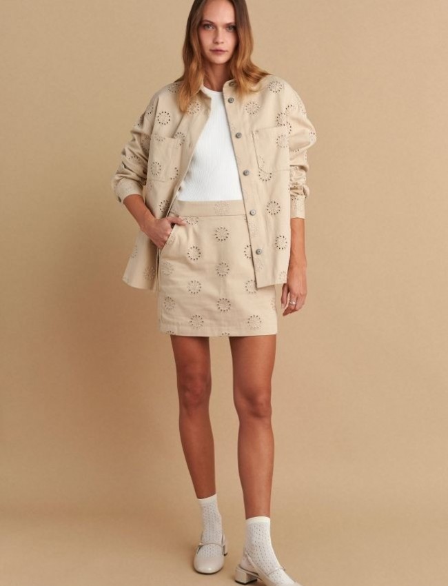 Μπεζ oversized πουκάμισο-jacket, με broderie λεπτομέρειες, πέτο γιακά, τετράγωνες τσέπες μπροστά στο μπούστο, στρογγυλεμένες άκρες στο τελείωμα και κλείσιμο κουμπιά μπροστά Attrattivo