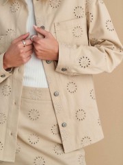 Μπεζ oversized πουκάμισο-jacket, με broderie λεπτομέρειες, πέτο γιακά, τετράγωνες τσέπες μπροστά στο μπούστο, στρογγυλεμένες άκρες στο τελείωμα και κλείσιμο κουμπιά μπροστά Attrattivo