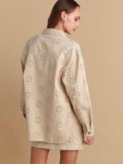 Μπεζ oversized πουκάμισο-jacket, με broderie λεπτομέρειες, πέτο γιακά, τετράγωνες τσέπες μπροστά στο μπούστο, στρογγυλεμένες άκρες στο τελείωμα και κλείσιμο κουμπιά μπροστά Attrattivo