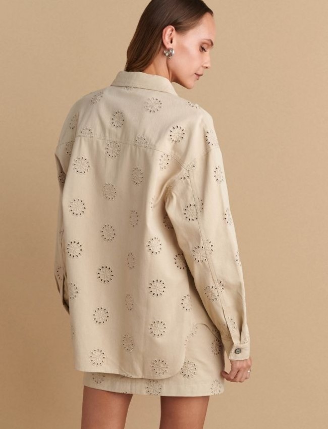 Μπεζ oversized πουκάμισο-jacket, με broderie λεπτομέρειες, πέτο γιακά, τετράγωνες τσέπες μπροστά στο μπούστο, στρογγυλεμένες άκρες στο τελείωμα και κλείσιμο κουμπιά μπροστά Attrattivo