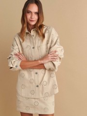 Μπεζ oversized πουκάμισο-jacket, με broderie λεπτομέρειες, πέτο γιακά, τετράγωνες τσέπες μπροστά στο μπούστο, στρογγυλεμένες άκρες στο τελείωμα και κλείσιμο κουμπιά μπροστά Attrattivo