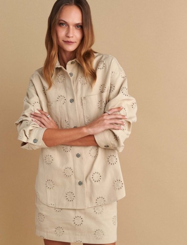 Μπεζ oversized πουκάμισο-jacket, με broderie λεπτομέρειες, πέτο γιακά, τετράγωνες τσέπες μπροστά στο μπούστο, στρογγυλεμένες άκρες στο τελείωμα και κλείσιμο κουμπιά μπροστά Attrattivo