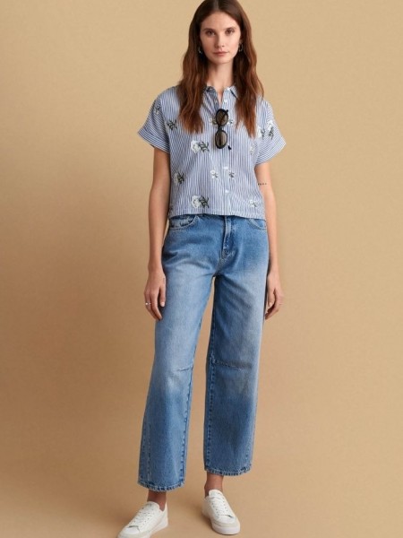 Blue jean ψηλόμεσο παντελόνι, σε barrel-fit γραμμή, με τετράγωνες τσέπες πίσω και κλείσιμο με κουμπί και κρυφό φερμουάρ μπροστά Attrattivo 