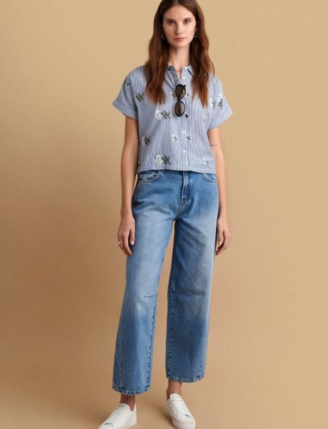 Blue jean ψηλόμεσο παντελόνι, σε barrel-fit γραμμή, με τετράγωνες τσέπες πίσω και κλείσιμο με κουμπί και κρυφό φερμουάρ μπροστά Attrattivo 