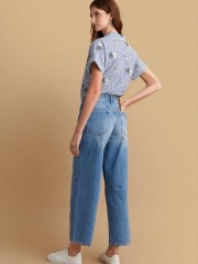 Blue jean ψηλόμεσο παντελόνι, σε barrel-fit γραμμή, με τετράγωνες τσέπες πίσω και κλείσιμο με κουμπί και κρυφό φερμουάρ μπροστά Attrattivo 